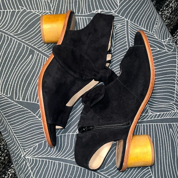 Bernardo Suede Sandals 👡 “Luna” 🌙 size 6M - Picture 3 of 9